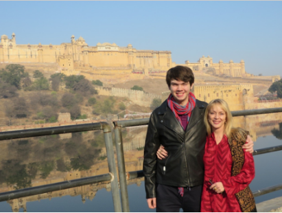 Madre e hijo, enfermos en la India mientras viajaban, recurren a Global Rescue