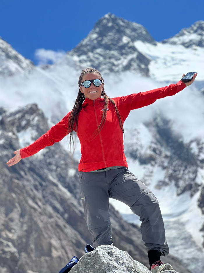 Kristin-Harila-sonriendo-en-el-campamento-base