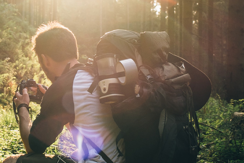 mochila de viaje con cinta de pato y otros artículos de primera necesidad